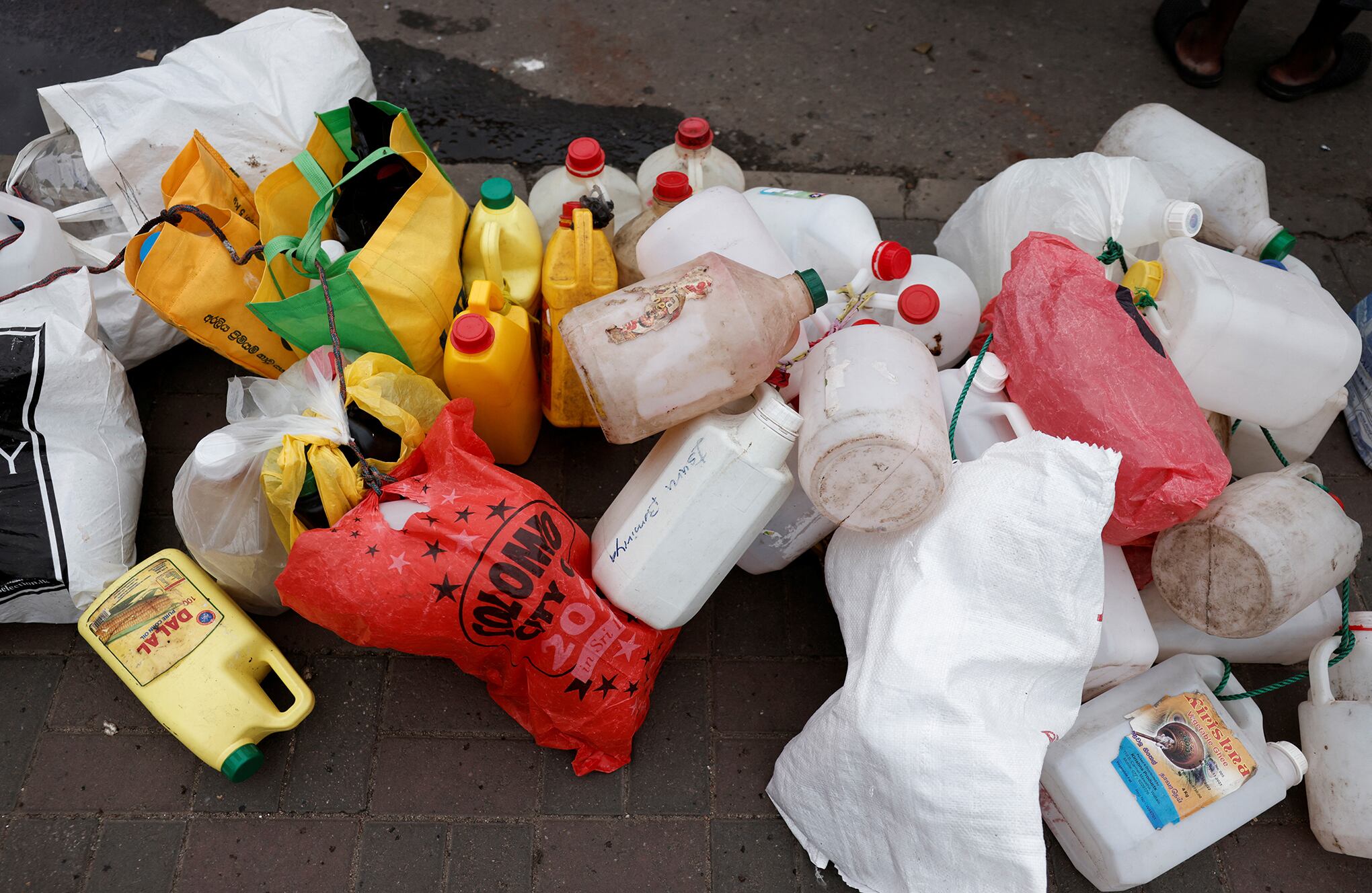 En imágenes : Largas colas por la crisis de la plaga de combustible en Sri Lanka