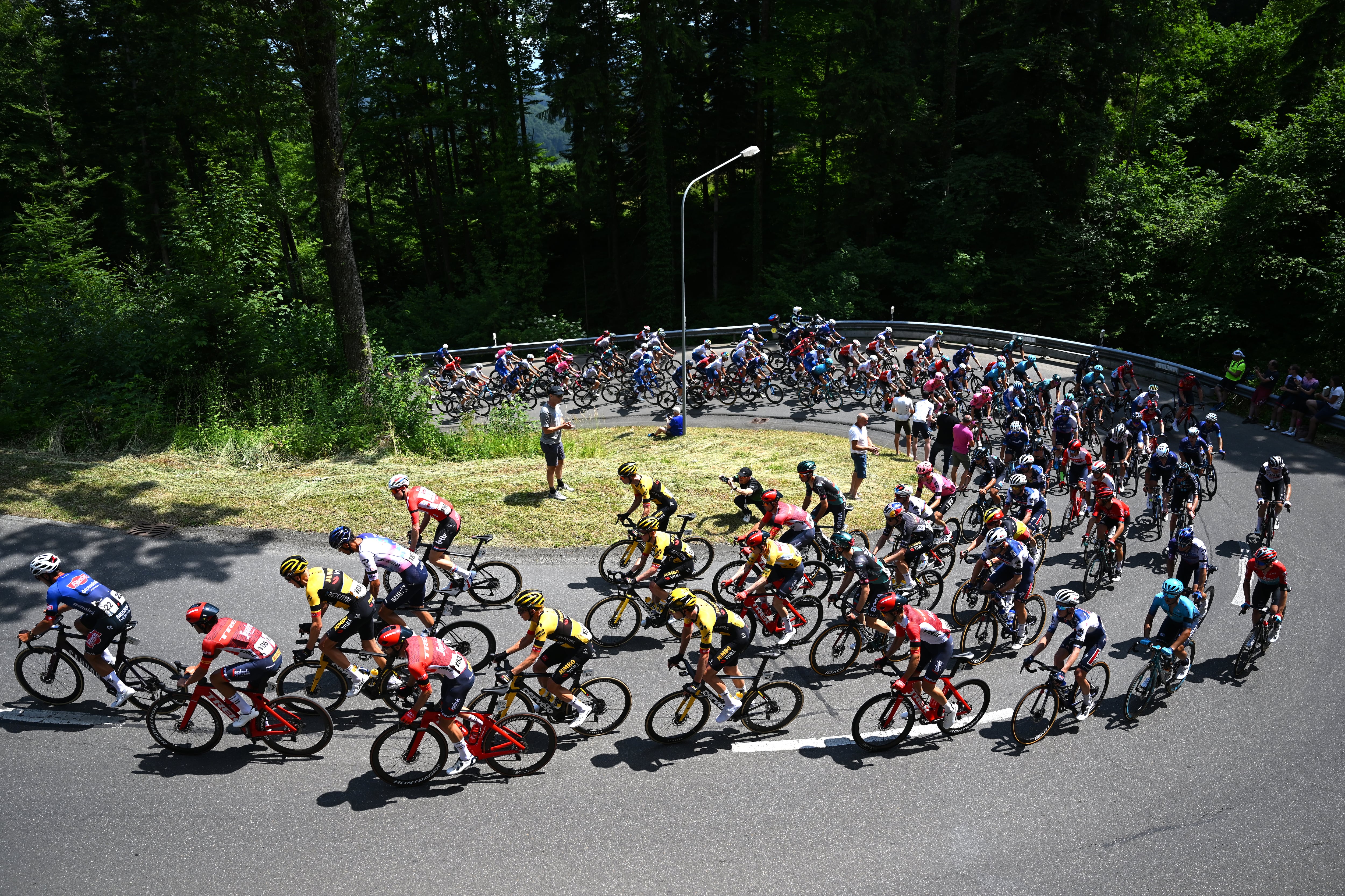 WEINFELDEN, SUIZA - 17 DE JUNIO: Una vista general del pelotón que compite durante el 86º Tour de Suiza 2023, etapa 7, una etapa de 183,5 km desde Tübach a Weinfelden / #UCIWT / el 17 de junio de 2023 en Weinfelden, Suiza. (Foto de Dario Belingheri/Getty Images)