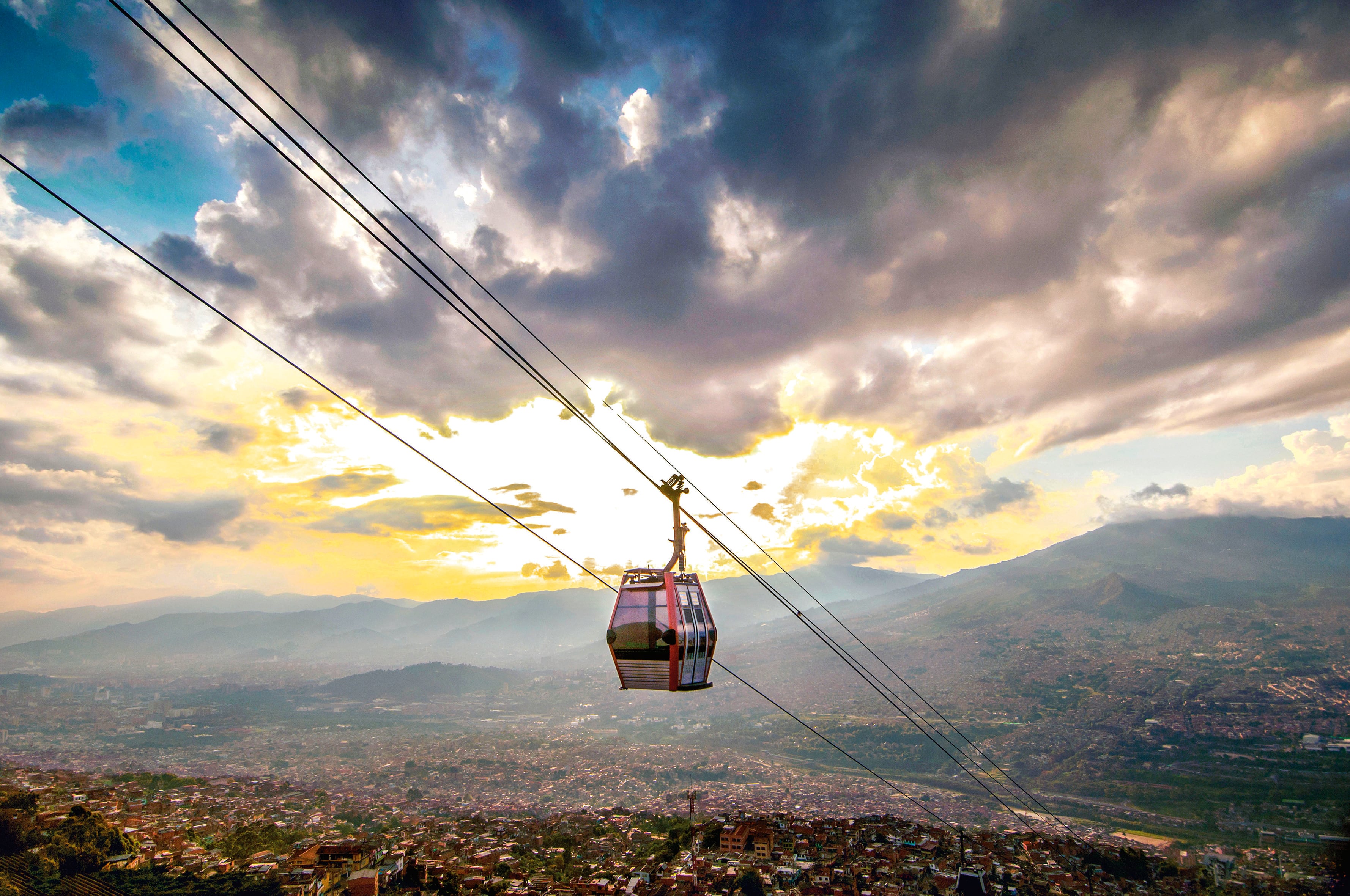 Metrocable en Medellín, una apuesta por un transporte más sostenible y accesible en las ciudad.