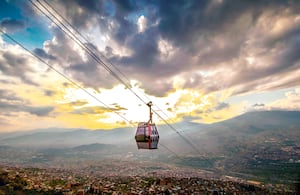 Metrocable en Medellín, una apuesta por un transporte más sostenible y accesible en las ciudad.