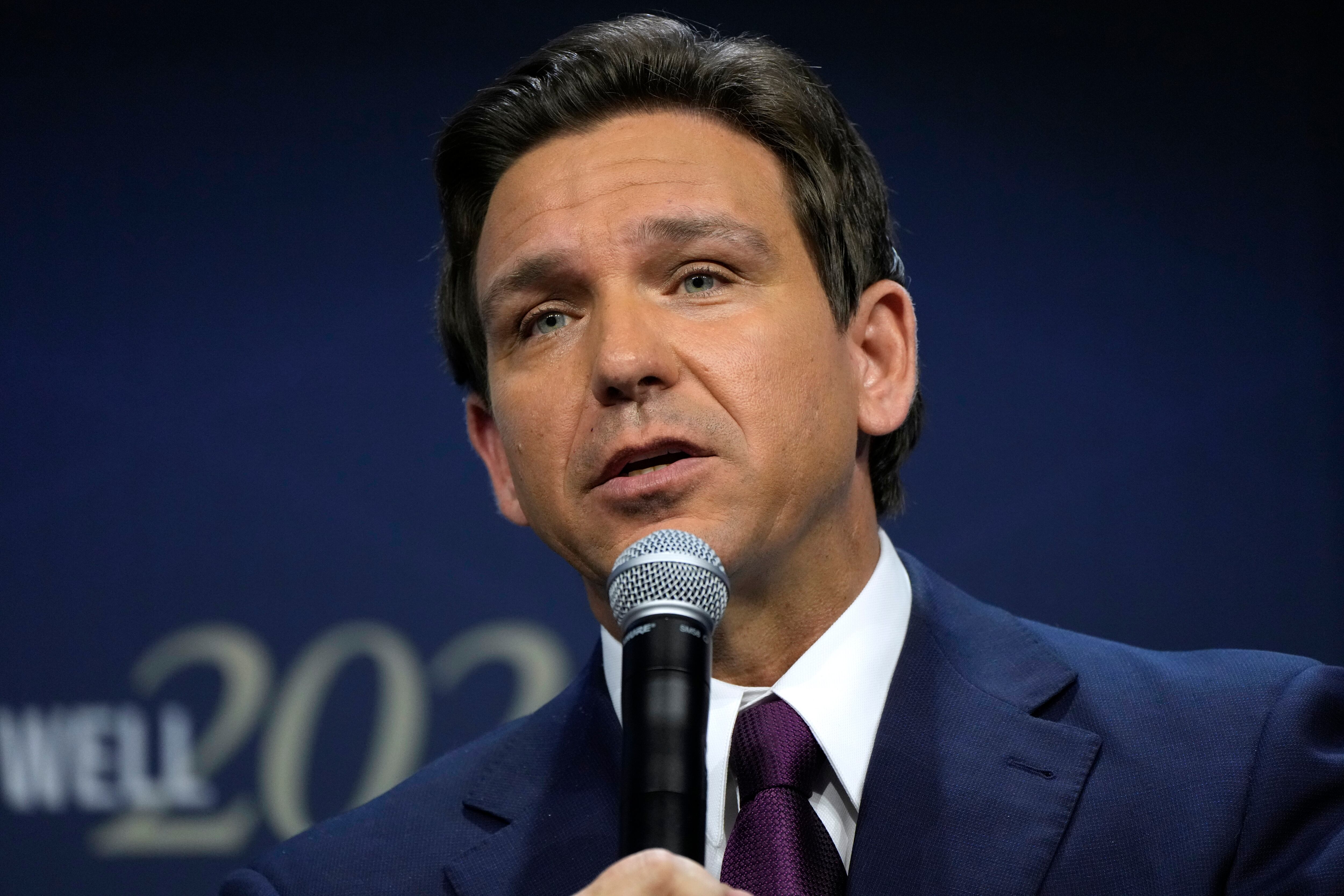 El candidato presidencial republicano, el gobernador de Florida, Ron DeSantis, habla durante la Cumbre de Liderazgo Familiar, el 14 de julio de 2023, en Des Moines, Iowa. DeSantis tuvo un accidente automovilístico el martes mientras viajaba a los eventos de la campaña presidencial en Tennessee, pero no resultó herido, dice su campaña.
