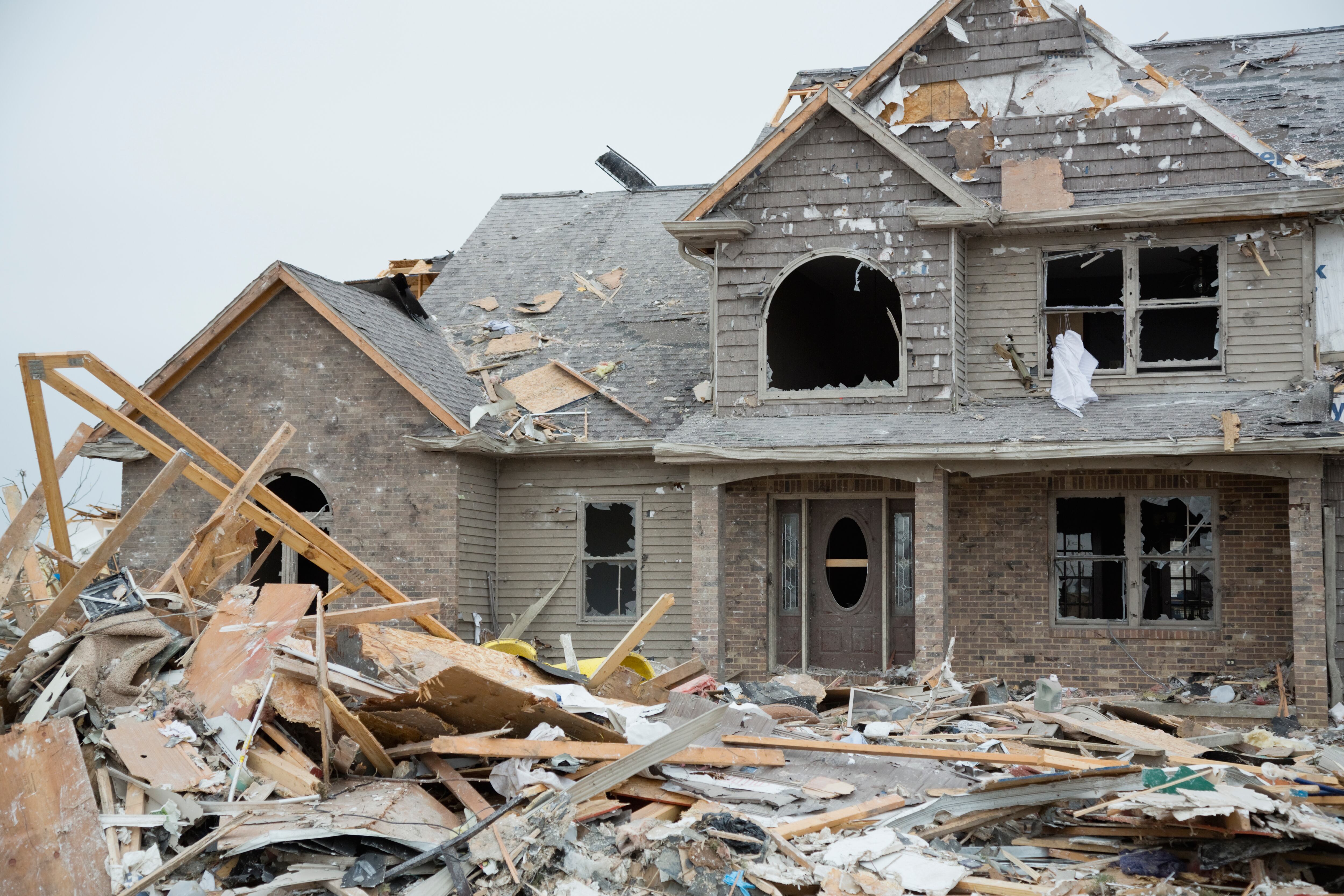 Soñar con que una casa se derrumba puede significar planes del futuro destruidos.