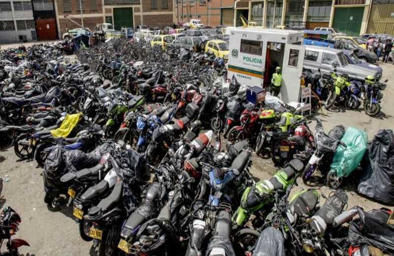  Las motos hacen parte del paisaje de vehículos tirados en la calle.  Foto: Carlos Julio Martínez / SEMANA..