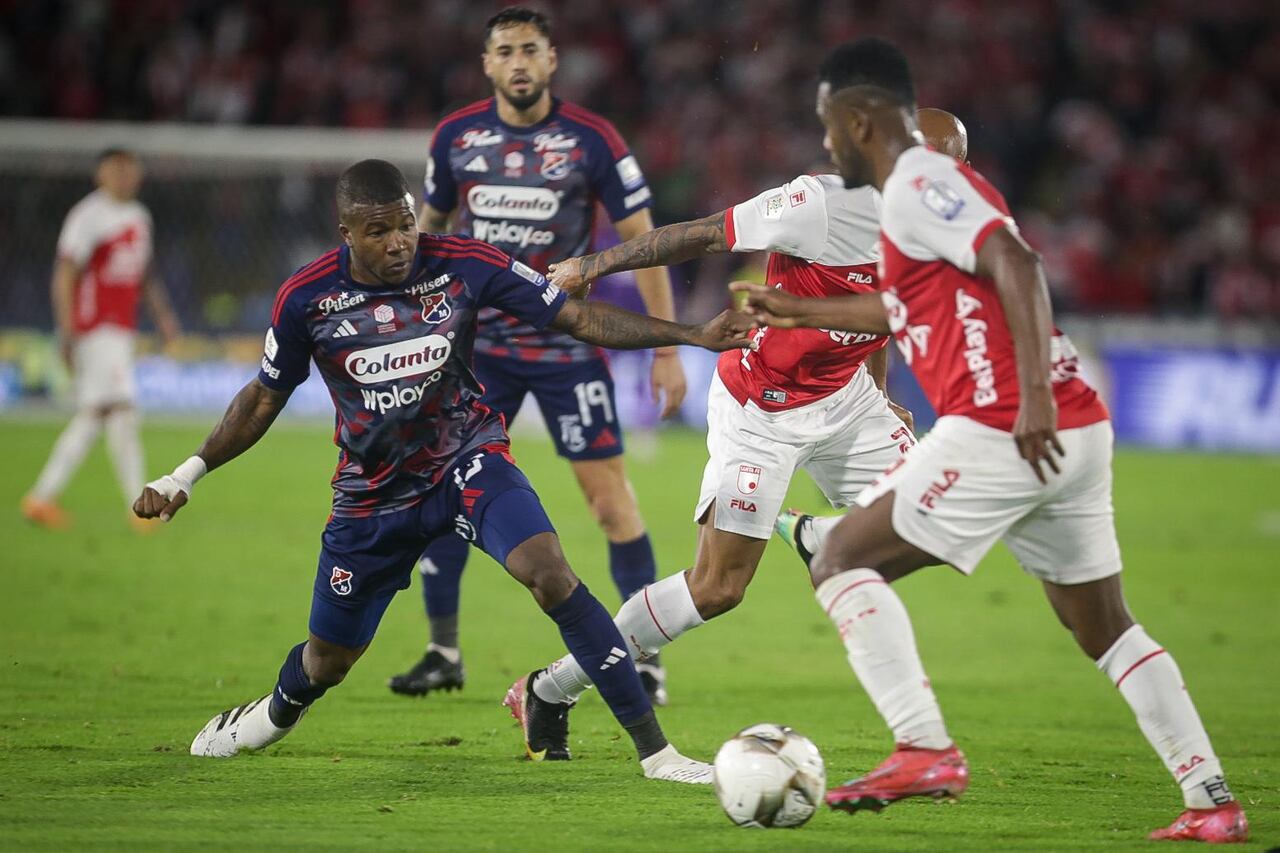 Imagen del partido de ida de la final del primer semestre de la Liga colombiana 2025, entre Santa Fe y Medellín.