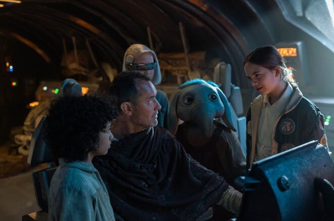 La serie de acción real introduce nuevos personajes a la saga que se embarcan en una aventura transformadora por una galaxia desconocida e implacable