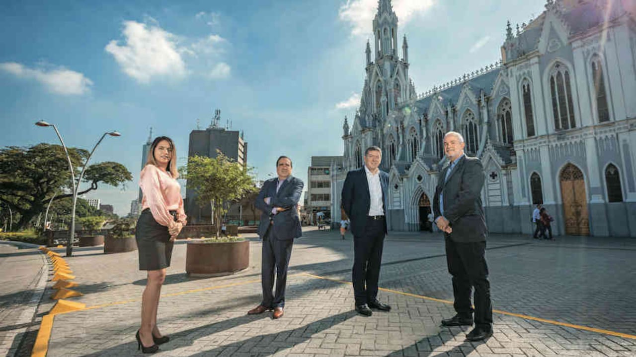 Foto: Liliana Torijano, directora de planta Unilever, Diego Carmona, director planta Baxter, Álvaro José Henao, presidente Smurfit Kappa y Rodolfo Montalvo, vicepresidente de Colgate-Palmolive.