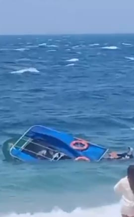 Lancha volcada en Santa Marta.
