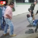 Un hombre en presunto estado de embriaguez fue arrastrado por dos uniformados de la Policía en Argelia, Antioquia.