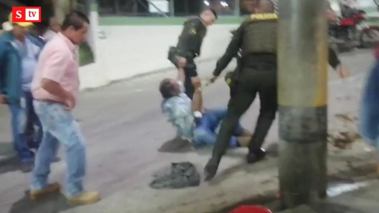 Un hombre en presunto estado de embriaguez fue arrastrado por dos uniformados de la Policía en Argelia, Antioquia.