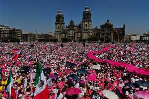 Miles de personas protestan contra una reforma electoral propuesta por el presidente Andrés Manuel López Obrador, en el Zócalo de la Ciudad de México, el domingo 26 de febrero de 2023.