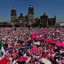 Miles de personas protestan contra una reforma electoral propuesta por el presidente Andrés Manuel López Obrador, en el Zócalo de la Ciudad de México, el domingo 26 de febrero de 2023.