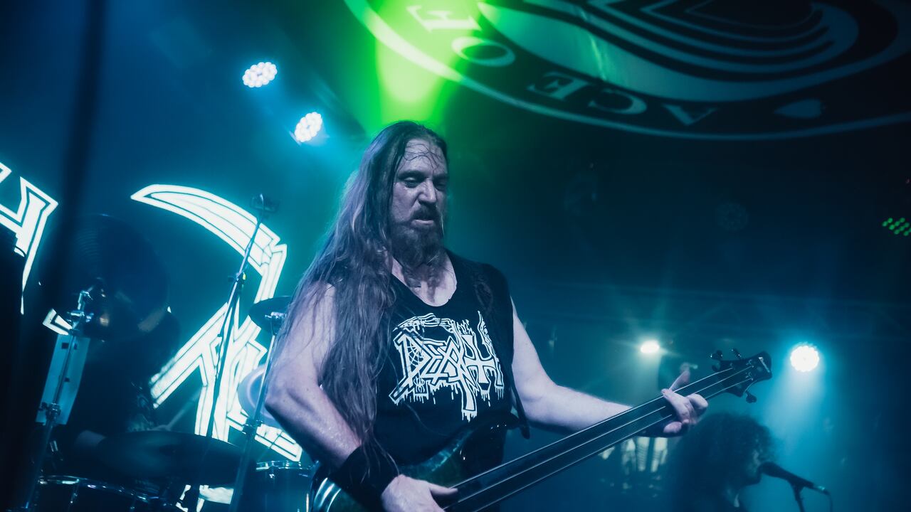 Steve DiGiorgio se hizo enorme con sus bajos de 3 y 5 cuerdas y su comunicación con el público. Death to All estremeció Ace of Spades, el 27 de enero de 2026.
