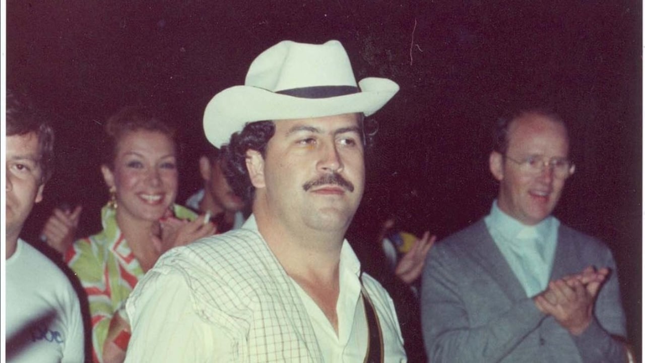 Pablo Escobar Gaviria al lado de la presentadora Virginia Vallejo y el sacerdote Elias Lopera, en un evento en el municipio La Estrella, al sur del Valle de Aburrá, el 30 de julio de 1982.