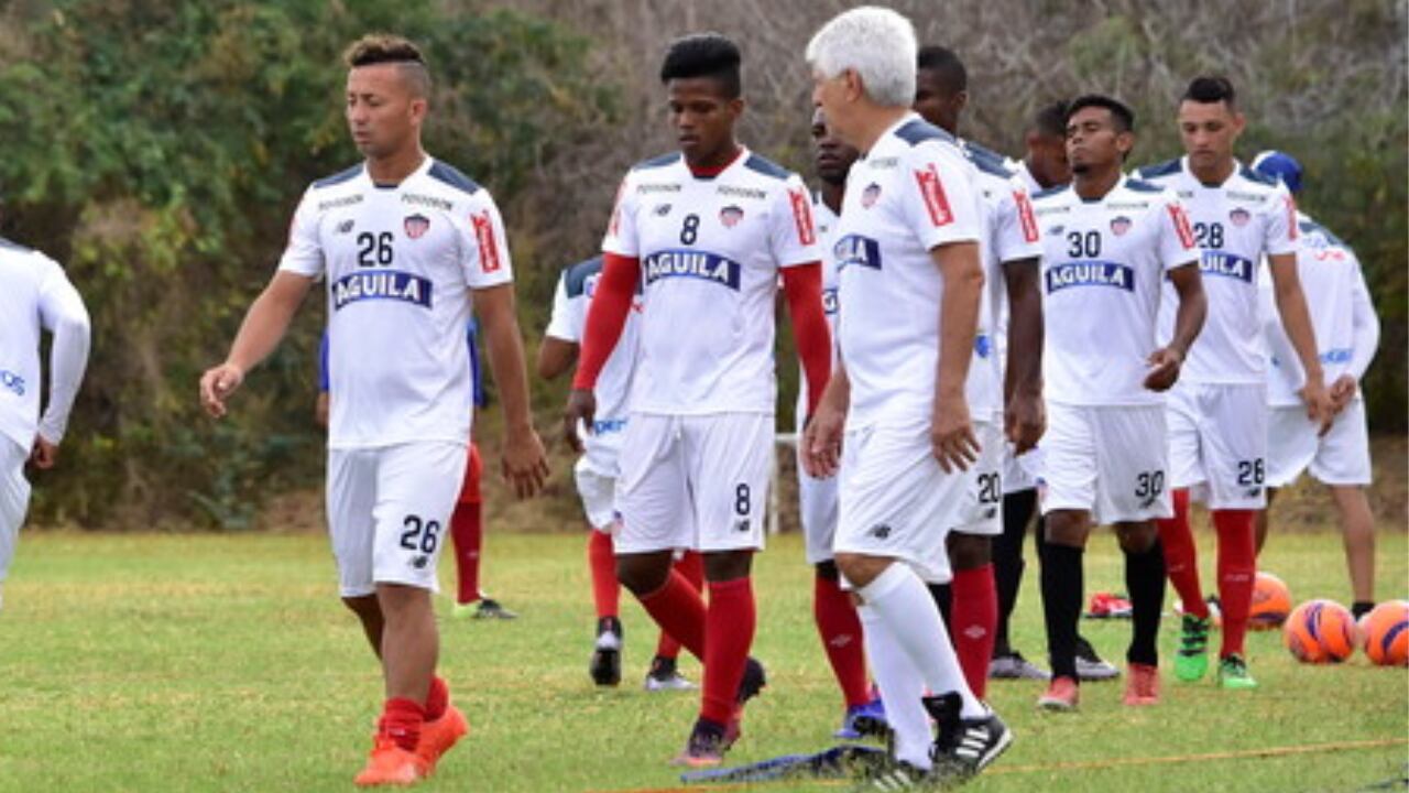 Plante de Junior de Barranquilla cuando era dirigido por Julio Comesaña