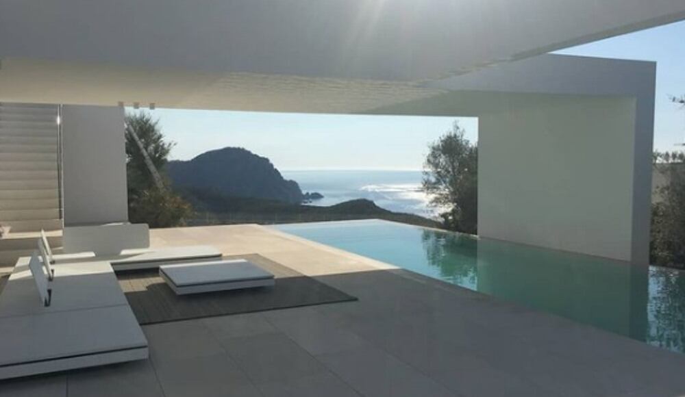 La mansión está ubicada en Ibiza.