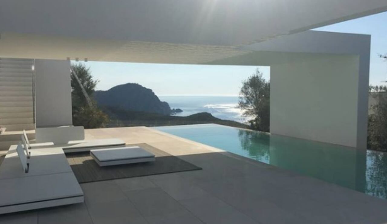 La mansión está ubicada en Ibiza.