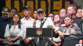 Ministro de Defensa, Pedro Sánchez, en la tarima de la Paz Urbana en Medellín, junto al presidente, Gustavo Petro.