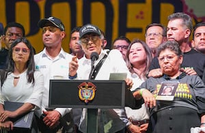 Ministro de Defensa, Pedro Sánchez, en la tarima de la Paz Urbana en Medellín, junto al presidente, Gustavo Petro.