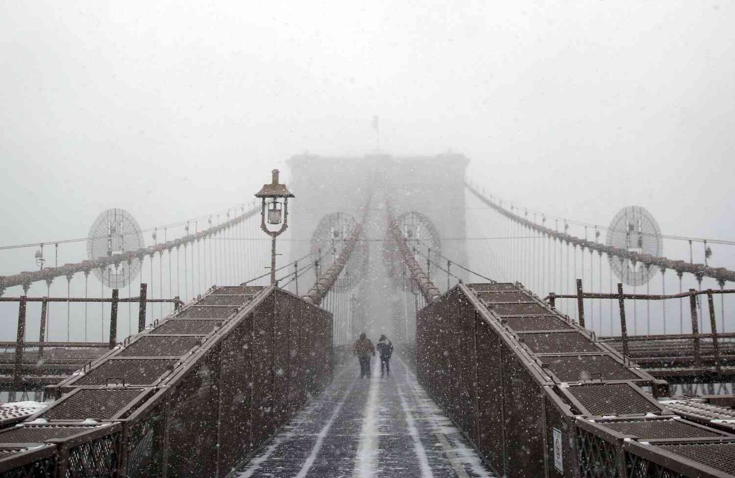 NUEVA YORK : Una gran tormenta de nieve golpeó el jueves la parte noreste de Estados Unidos. El Estado de Nueva York declaró el estado de emergencia en la zona del sur de su territorio ante la llegada del fenómeno metereológico. (Mohammed Elshamy - Agencia Anadolu). 