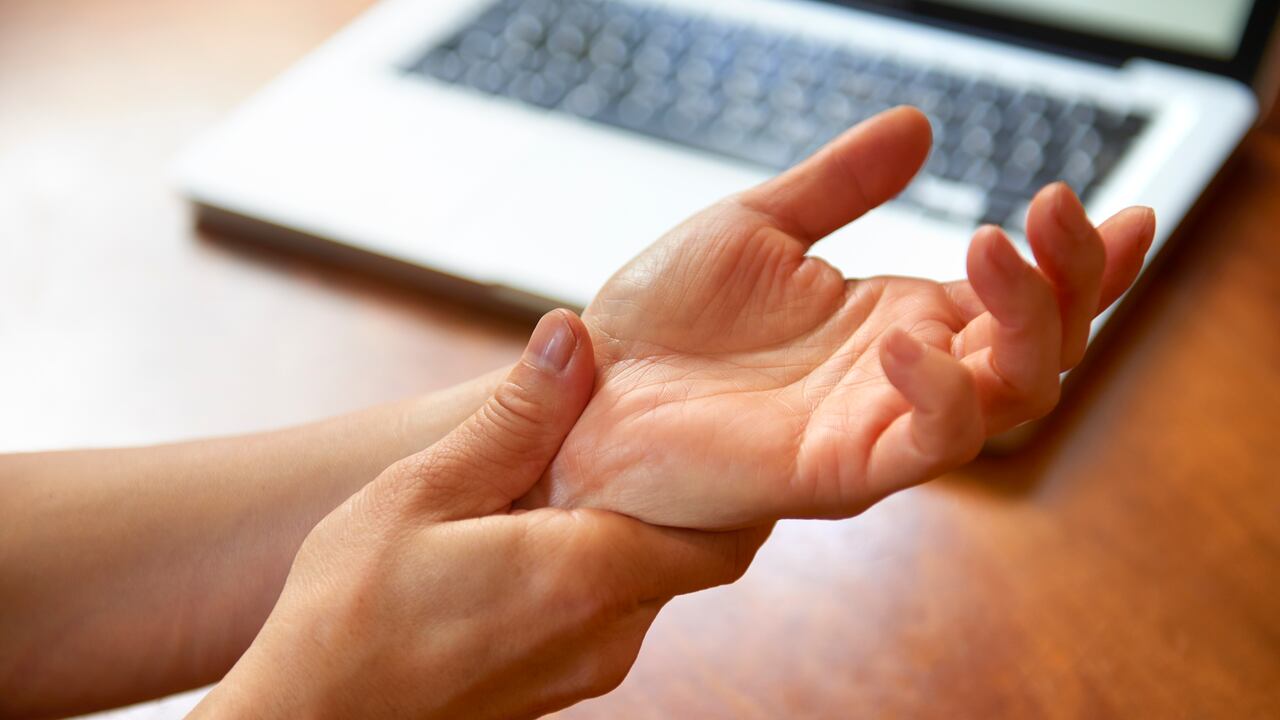 La mala circulación en las manos es una molestia o dolor que se percibe, sobre todo, por la sensación de hormigueo, entumecimiento o frío.