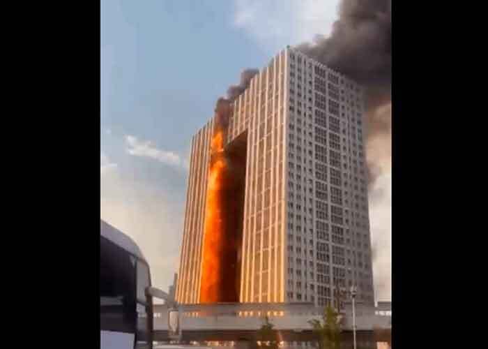 Video: el momento en el que un incendio consume un rascacielos residencial en China