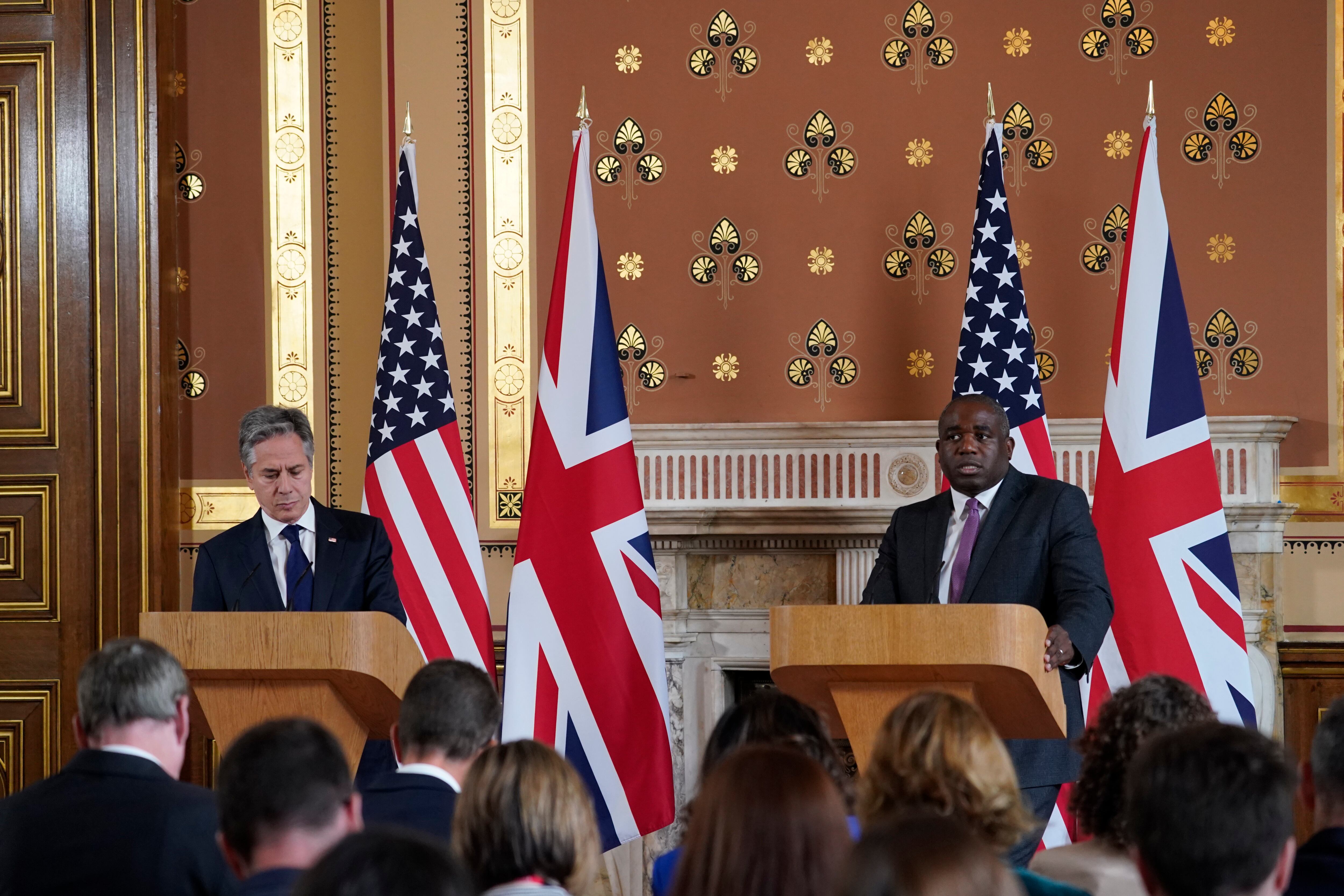 El secretario de Estado de Estados Unidos, Antony Blinken, a la izquierda, escucha al secretario de Relaciones Exteriores de Gran Bretaña, David Lammy, durante una conferencia de prensa conjunta en la sala de Locarno de la Oficina de Asuntos Exteriores, Commonwealth y Desarrollo (FCDO) en Londres, el martes 10 de septiembre de 2024. (Foto AP /Alberto Pezzali, Piscina)
