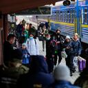 Personas que huyen del conflicto desde la vecina Ucrania llegan a la estación de tren de Przemysl en Przemysl, Polonia, el viernes 25 de febrero de 2022. (Foto AP/Petr David Josek)