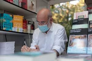 Fernando Aramburu firma copias de su reciente novela "Los Vencejos". Foto: Miguel Pereira/Getty Images