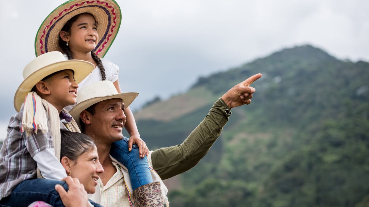 Retrato de una familia viajando por Colombia y contemplando sus paisajes.