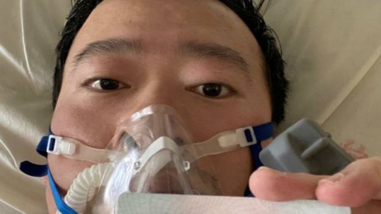 El 10 de enero empezó a toser. Al día siguiente tuvo fiebre y dos días más tarde estaba en el hospital. Sus padres también se enfermaron y fueron hospitalizados.