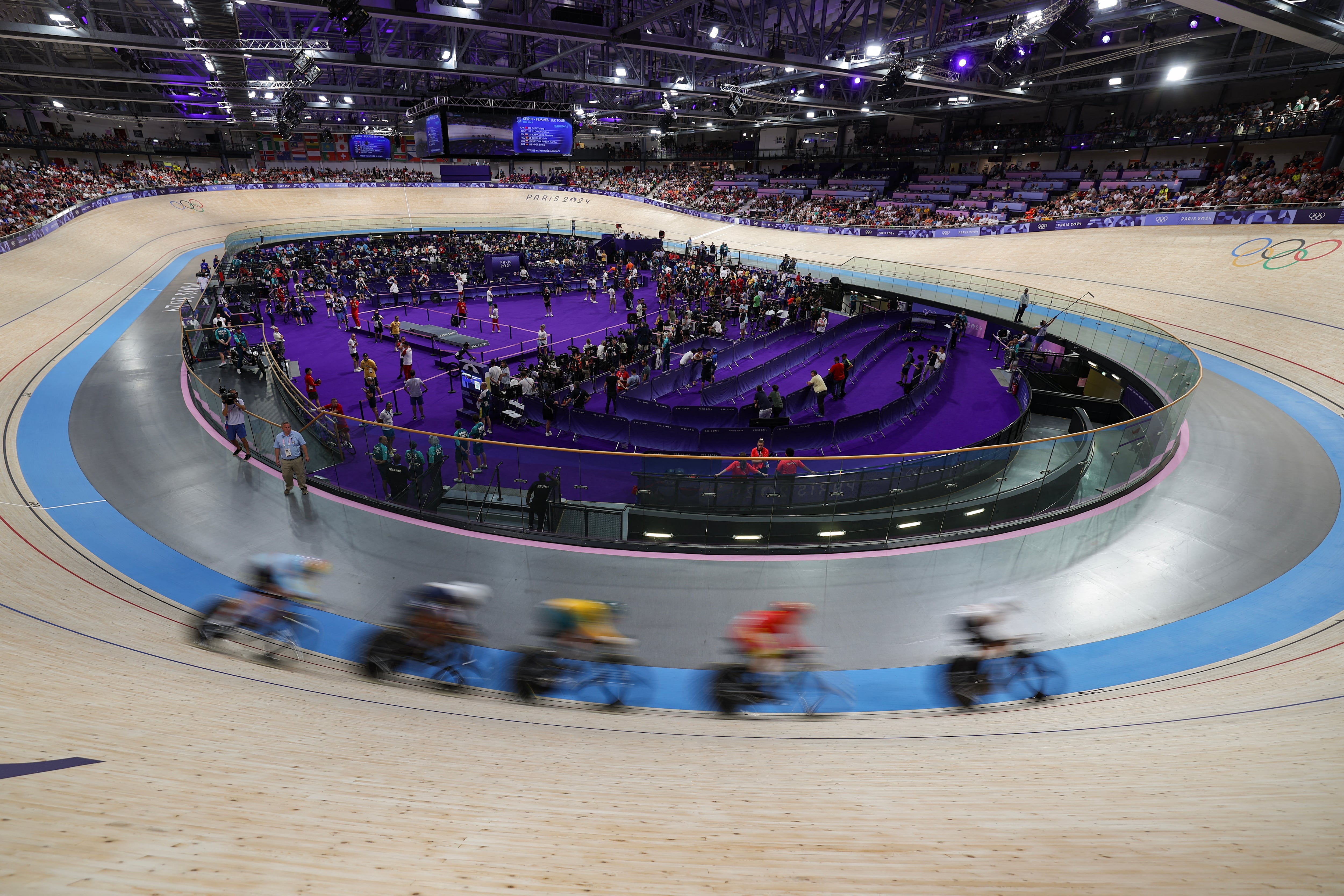 Germany's Emma Hinze, China's Guo Yufang, Poland's Marlena Karwacka, Australia's Kristina Clonan, Belgium's Julie Nicolaes and Colombia's Martha Bayona Pineda compete in the women's track cycling keirin first round of the Paris 2024 Olympic Games at the Saint-Quentin-en-Yvelines National Velodrome in Montigny-le-Bretonneux, south-west of Paris, on August 7, 2024. (Photo by Thomas SAMSON / AFP)