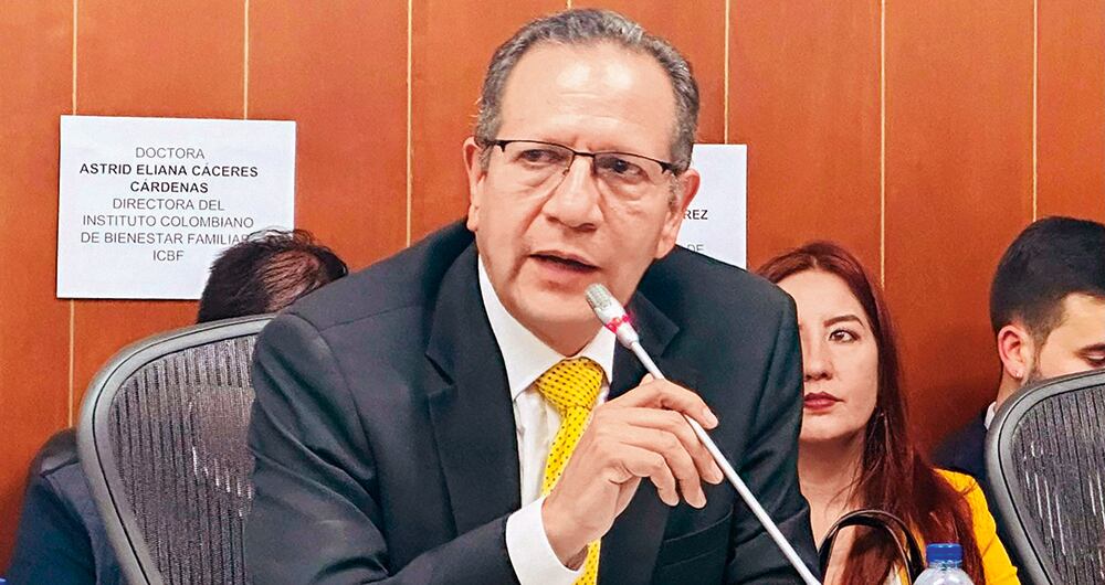   Denuncian que Luis Guillermo Pérez, exsuperintendente de Subsidio destituido, aún tiene control sobre la entidad.