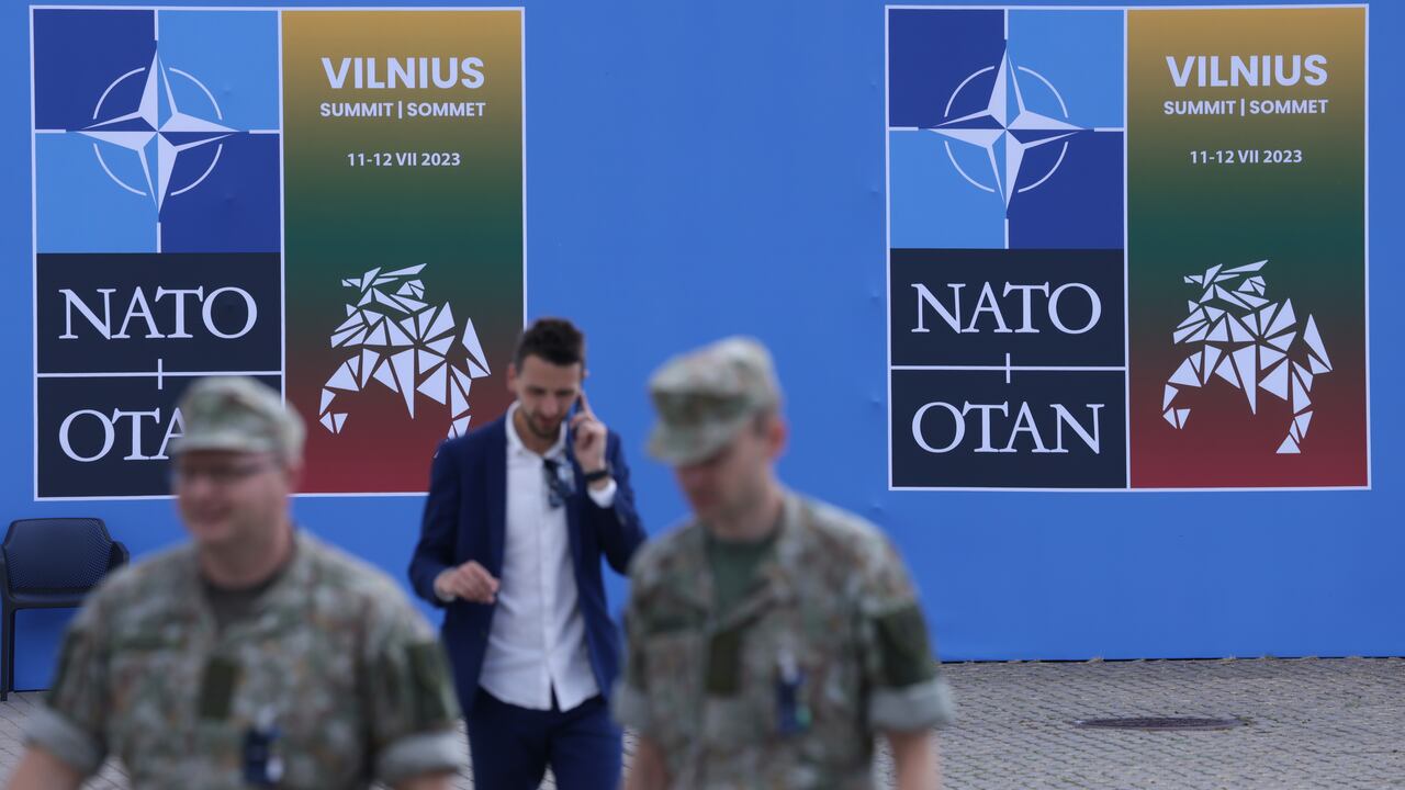 Los soldados pasan junto a un cartel en el lugar de la cumbre de la OTAN el 9 de julio de 2023 en Vilnius, Lituania