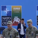 Los soldados pasan junto a un cartel en el lugar de la cumbre de la OTAN el 9 de julio de 2023 en Vilnius, Lituania