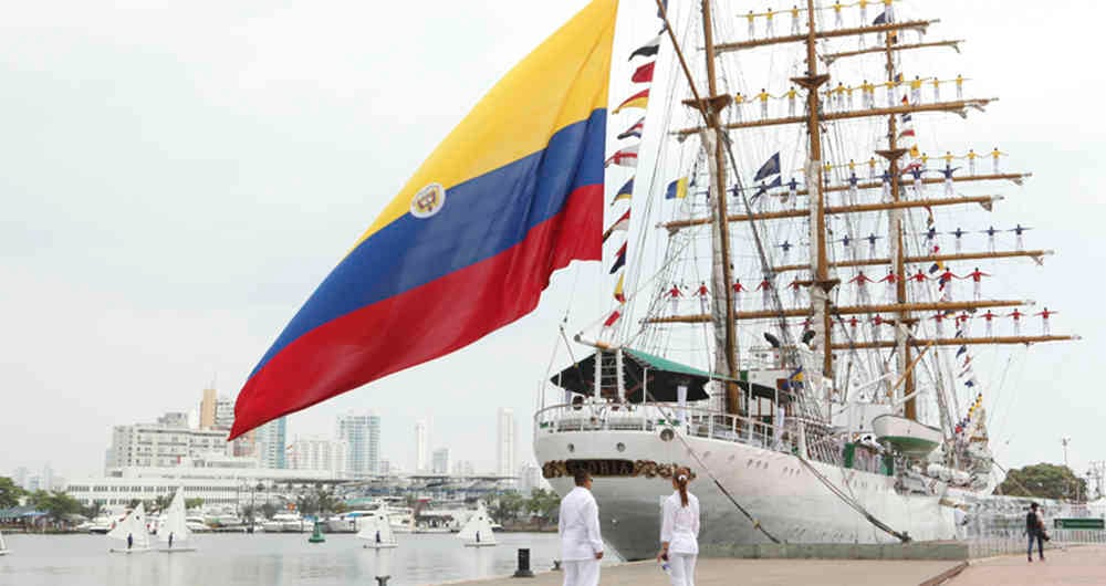 El Buque Escuela Gloria es pintado de blanco y verde con pinturas ecológicas.