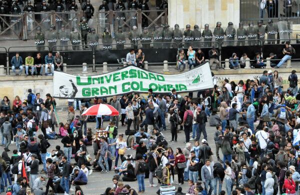 Los estudiantes también exigen al Gobierno que respete su compromiso de "no reformar la Ley 30 hasta que surta efecto un proceso democrático de construcción".