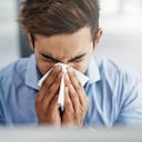 La manzanilla y el té verde ayudan a tratar la rinitis alérgica. Foto: Getty images.
