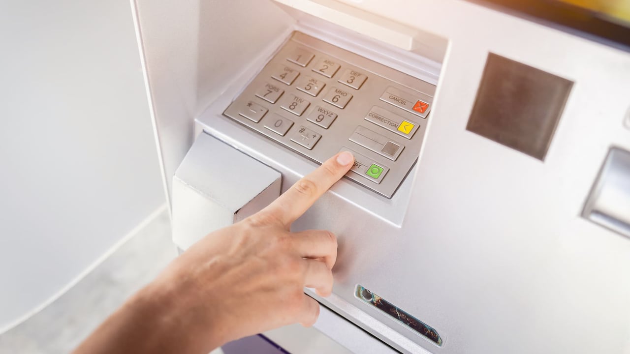 Acciones básicas al retirar dinero pueden marcar la diferencia entre seguridad y fraude.