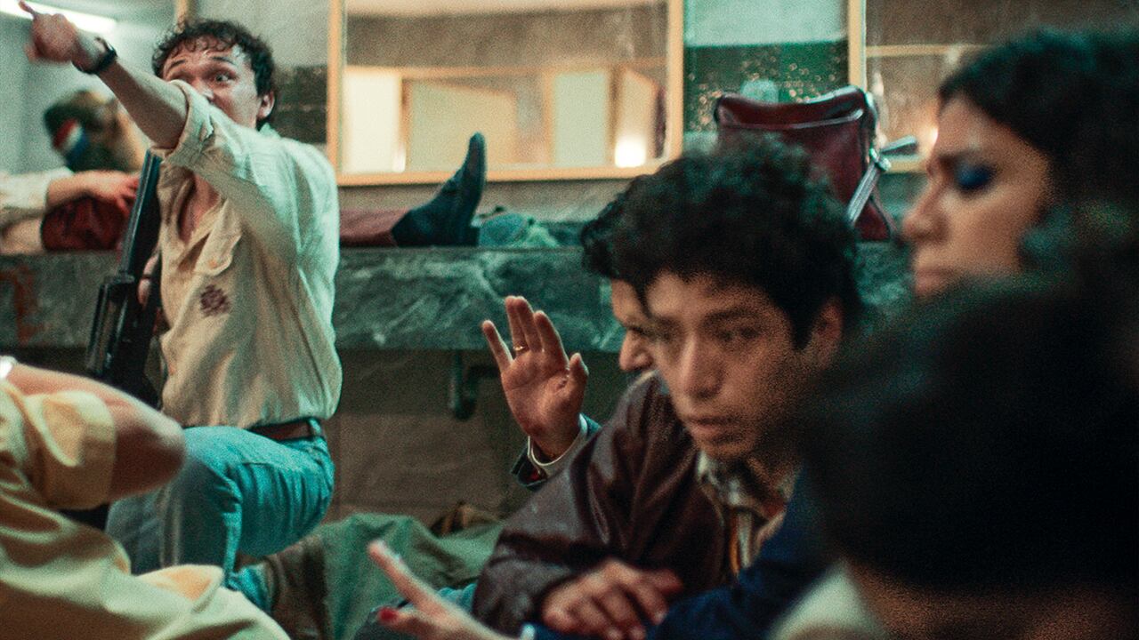 Desde las pantallas, una película como 'Noviembre' y una serie que pronto estrena Netflix, también abordan lo sucedido hace 40 años. Cada una desde su propia perspectiva.