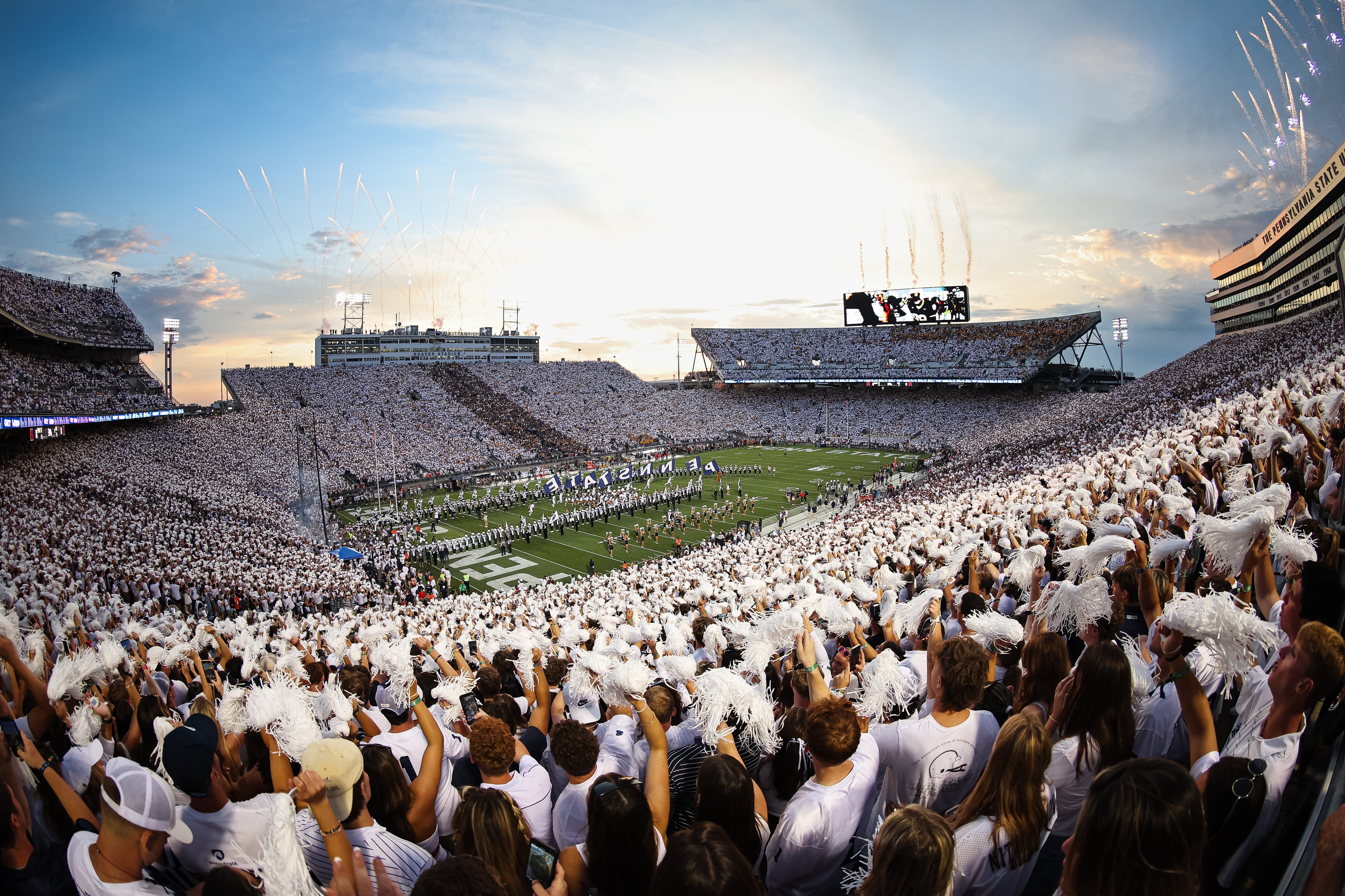 Una vista general mientras los Penn State Nittany Lions salen al campo mientras se exhiben fuegos artificiales antes del partido contra los West Virginia Mountaineers en el Beaver Stadium el 2 de septiembre de 2023 en State College, Pennsylvania. (Foto de Scott Taetsch/Getty Images)