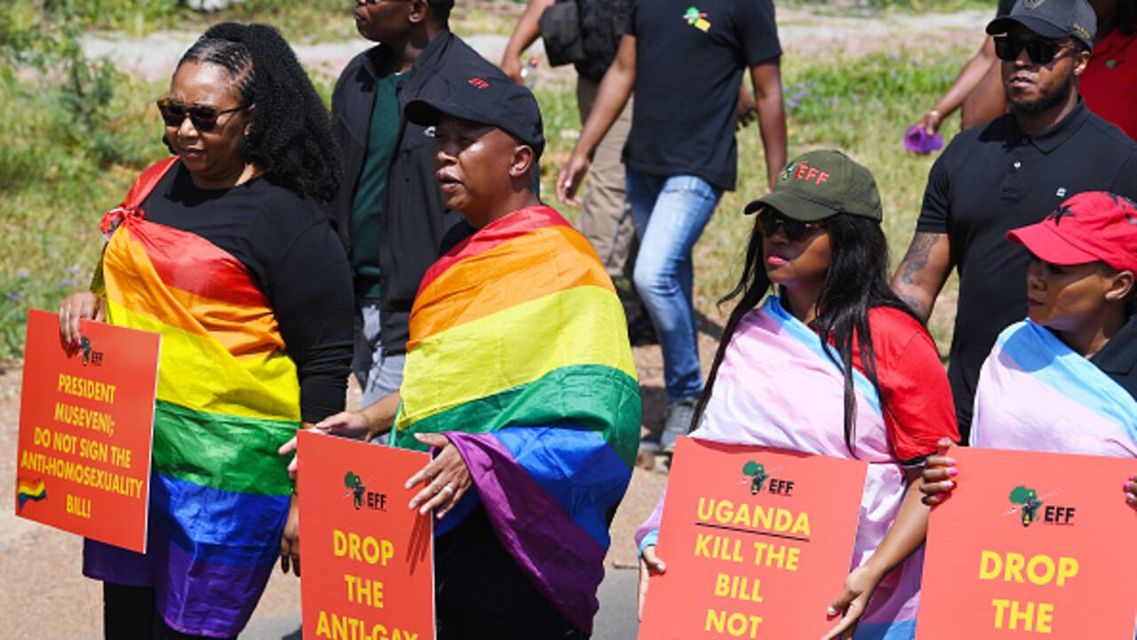 Julius Malema y miembros del piquete de Luchadores por la Libertad Económica contra el proyecto de ley contra la homosexualidad de Uganda en la Alta Comisión de Uganda el 04 de abril de 2023 en Pretoria, Sudáfrica.