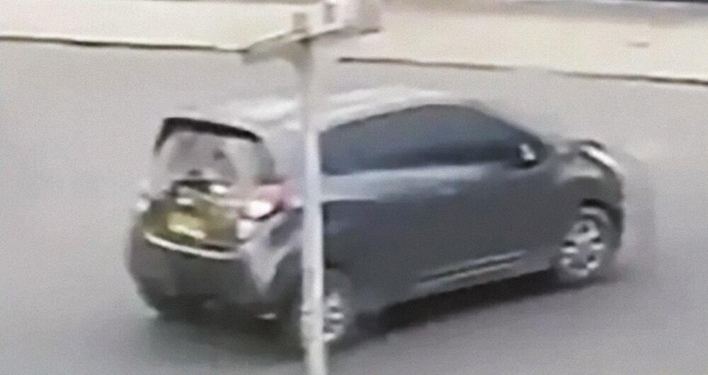 De este Chevrolet Spark gris se bajaron el menor que perpetró el atentado y sus dos cómplices. Alias el Costeño, quien lo contrató, y una mujer que le entregó el arma.  