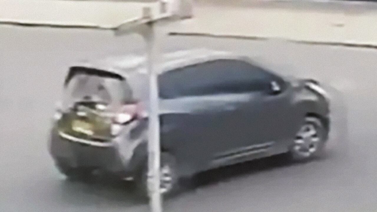 De este Chevrolet Spark gris se bajaron el menor que perpetró el atentado y sus dos cómplices. Alias el Costeño, quien lo contrató, y una mujer que le entregó el arma.
