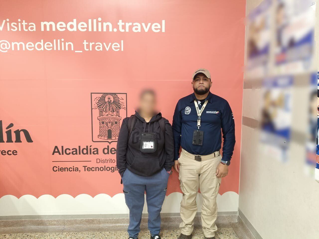 Las personas fueron retenidas en el aeropuerto prohibiéndoles el ingreso al país.