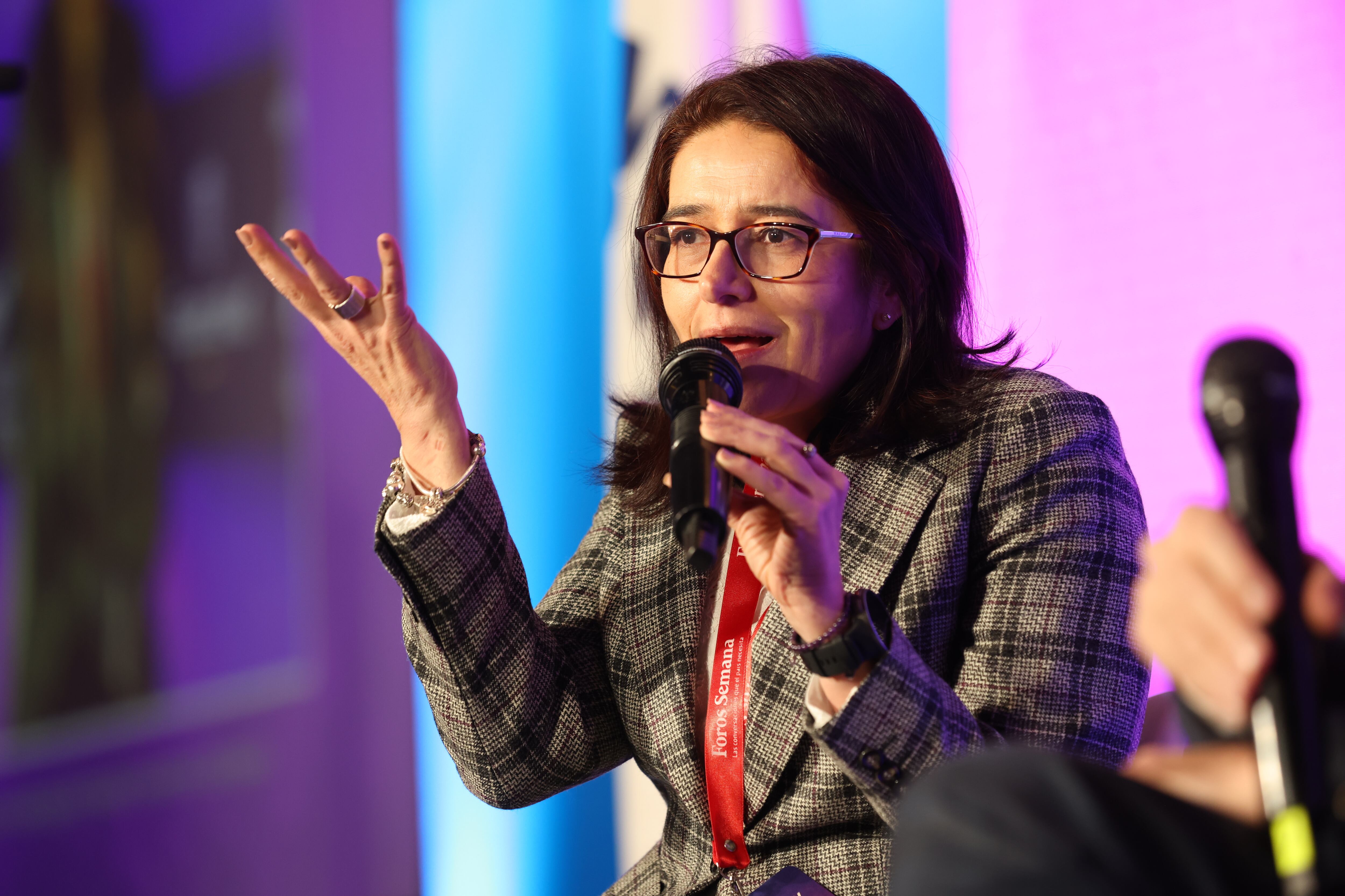 Foro Cáncer hoy, retos y futuro  Miércoles, 18 de marzo de 2026  Fundación Santa Fe de Bogotá

CONVERSATORIO GENERACIONAL | ¿Por qué cada vez más jóvenes tienen cáncer? 

●	Dra. Alejandra Cañas 
Médica internista, especialista en neumología del Hospital Universitario San Ignacio
●	Dr. Anwar Medellín 
Jefe de sección Cirugía Colon y Recto de la Fundación Santa Fe de Bogotá
●	Johana Rojas      
Diseñadora de modas, empresaria e influencer colombiana
●	Dr. Óscar González 
Hematooncólogo y pediatra de la Fundación Santa Fe de Bogotá

Modera: Dr. Gabriel Herrera 
Jefe del Departamento de Cirugía de la Fundación Santa Fe de Bogotá