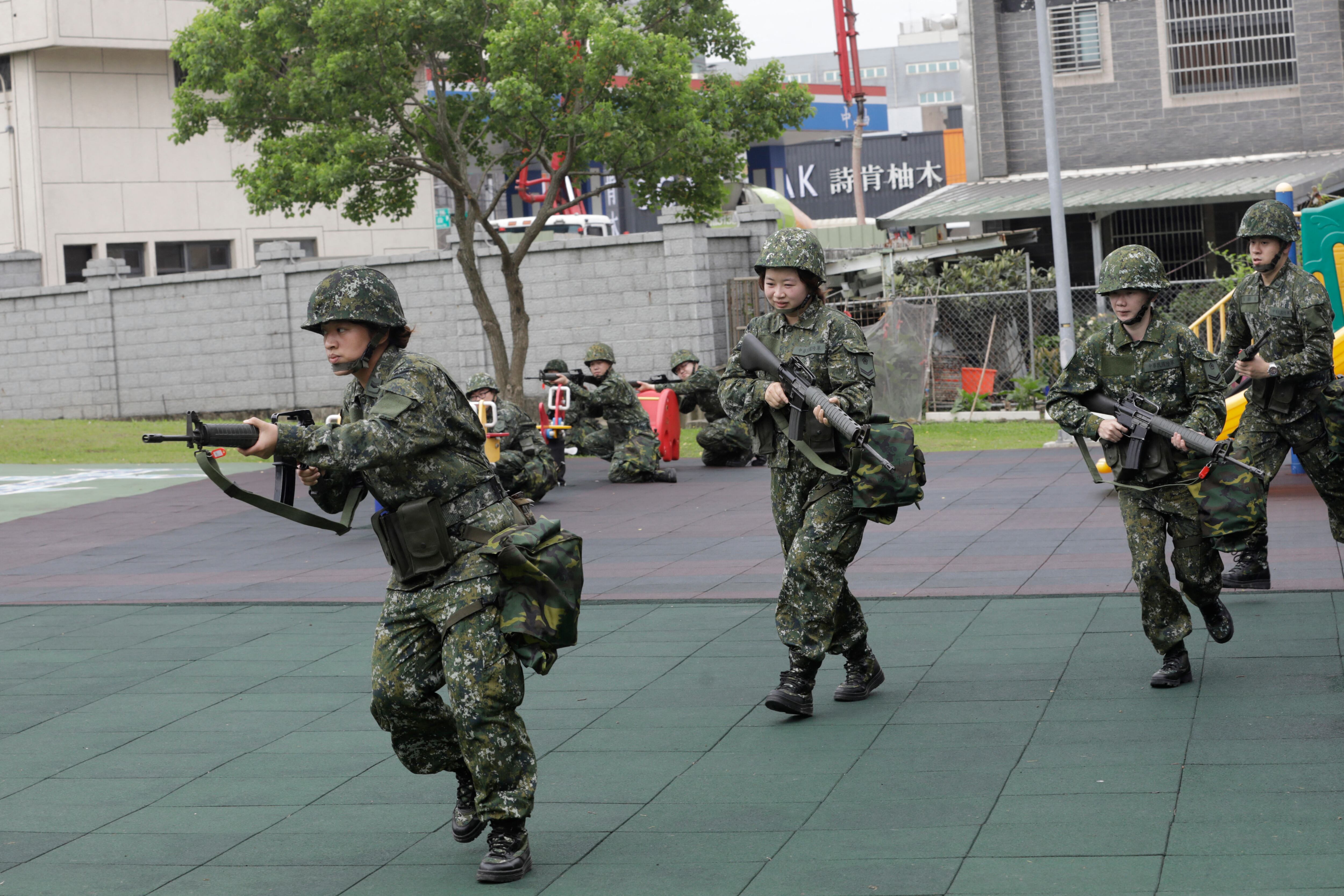 Mujeres reservistas participan en un simulacro de entrenamiento de defensa en Taoyuan