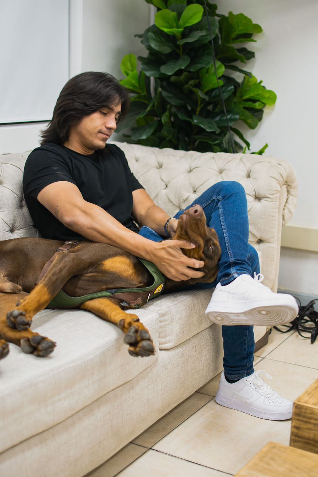 Albert Corredor junto con su mascota.