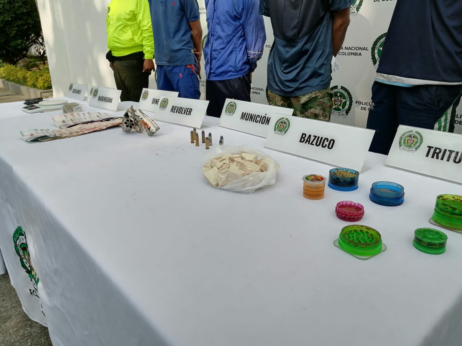 Esta estructura comercializaba las dosis envueltas en pequeños recortes de papel, con precios entre 5.000 y 10.000 pesos para el gramo de marihuana y base de coca