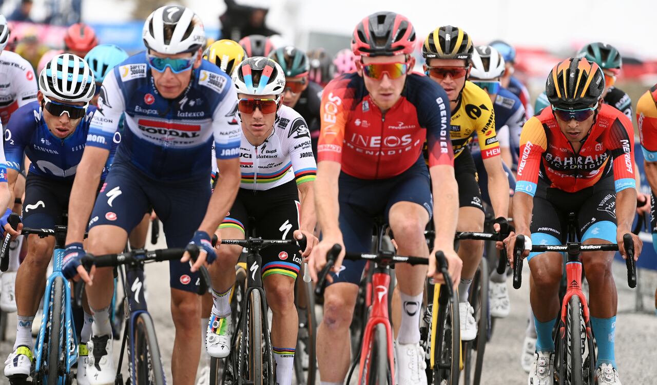 Santiago Buitrago junto a Remco Evenepoel en el pelotón principal del Giro de Italia.