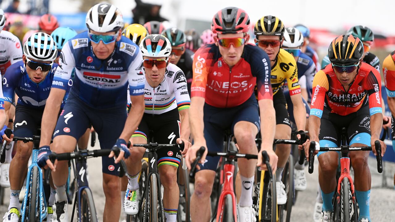 Santiago Buitrago junto a Remco Evenepoel en el pelotón principal del Giro de Italia.